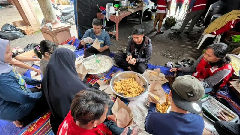 Tim  Mahasiswa Bencana  ITB WiGa Pasok Logistik Bencana  Erupsi Semeru 