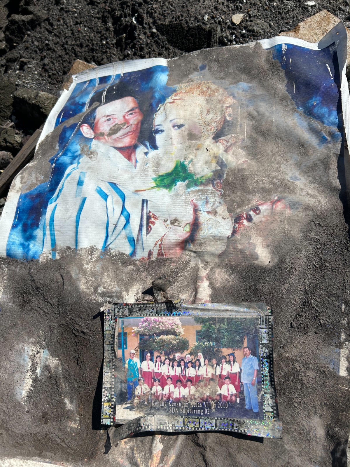 Foto Wisuda Korban Erupsi Semeru
